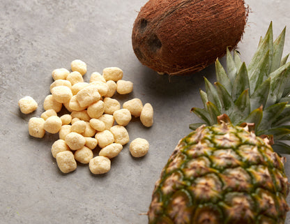 Ananasstücke in weißer Schokolade und Kokos von NESSLIM als exotisches Dessert-Topping oder Snack zum Kaffee.