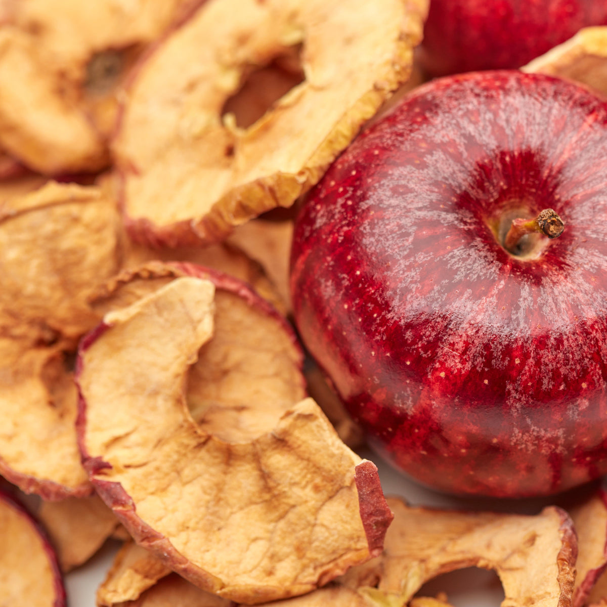 Apfelchips als Crunch-Topping auf Joghurt mit Zimt