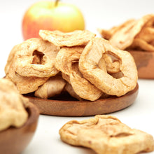 NESSLIM getrocknete Apfelringe in einer Holzschale als natürlich süßer Fruchtsnack.