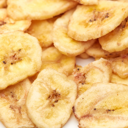 Knusprige goldgelbe Bananenchips in Nahaufnahme