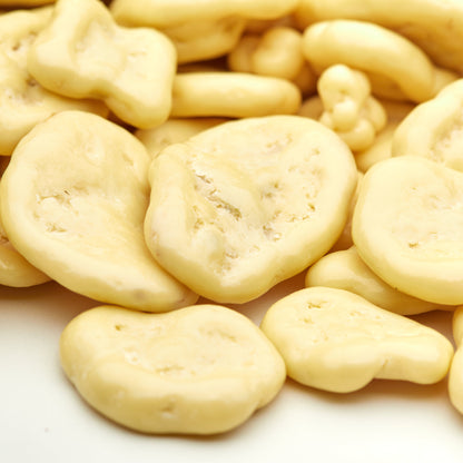 Bananenchips in weißer Schokolade von NESSLIM als knuspriger Sweet-Snack für Filmabend, Kinoabend oder zum Teilen.