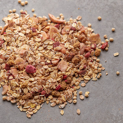 Berry & Fruit Müsli von NESSLIM auf einer Joghurt-Bowl mit frischen Erdbeeren und Himbeeren als Frühstücksidee.