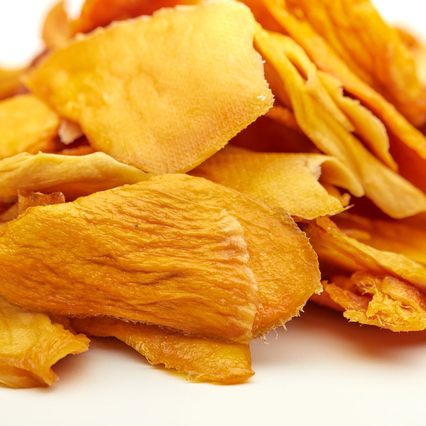 Getrocknete Bio-Mango als exotischer Snack in einer Schale