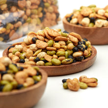Gerösteter Bohnen & Erbsen Mix von NESSLIM als herzhafter Protein-Snack in einer Holzschale.