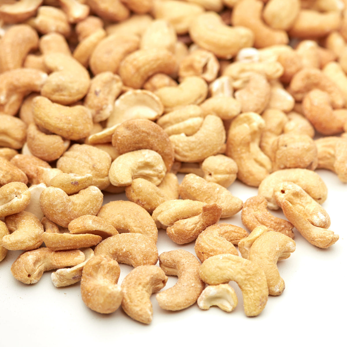 Geroestete Cashewkerne in der Snackschale zum Aperitif