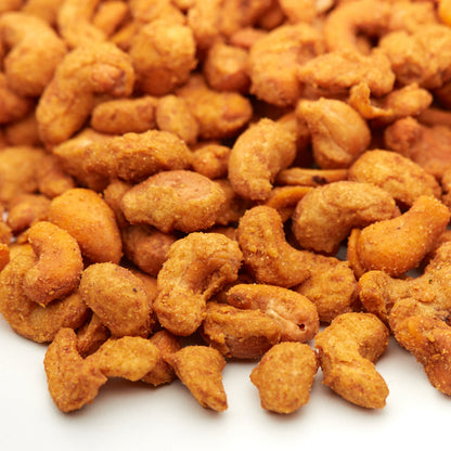 Aufgebrochene BBQ-Cashew mit Teigmantel und Nusskern