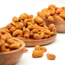 BBQ-Cashewkerne im knusprigen Teigmantel in Nahaufnahme