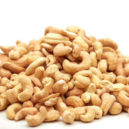 Gesalzene Cashewkerne als Topping auf einer Bowl