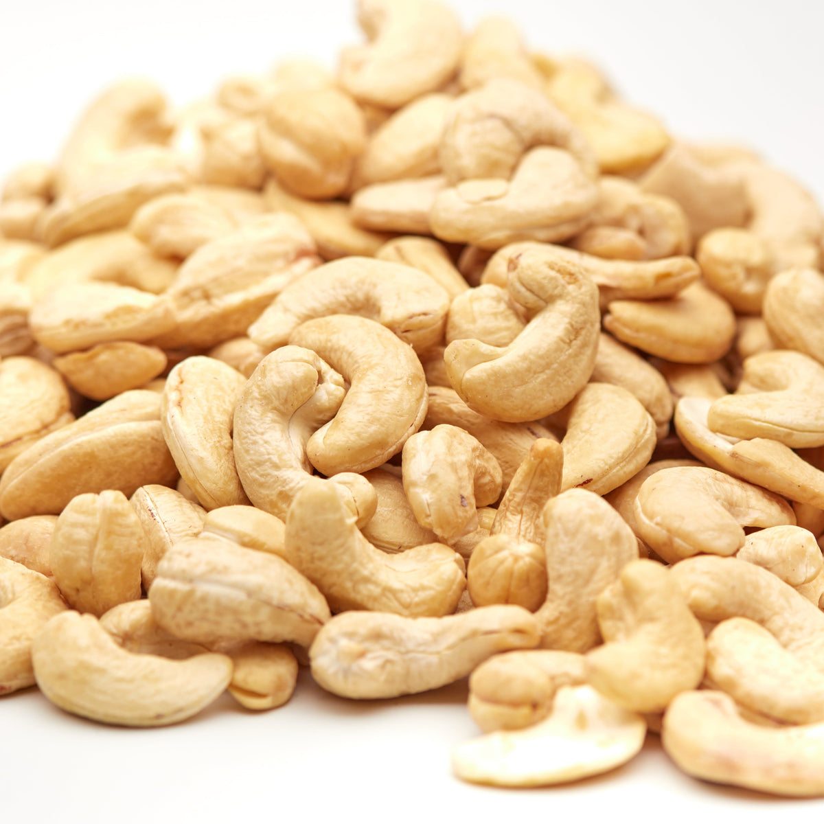Cashewkerne XXL Jumbo im Groessenvergleich zu Standard-Cashews