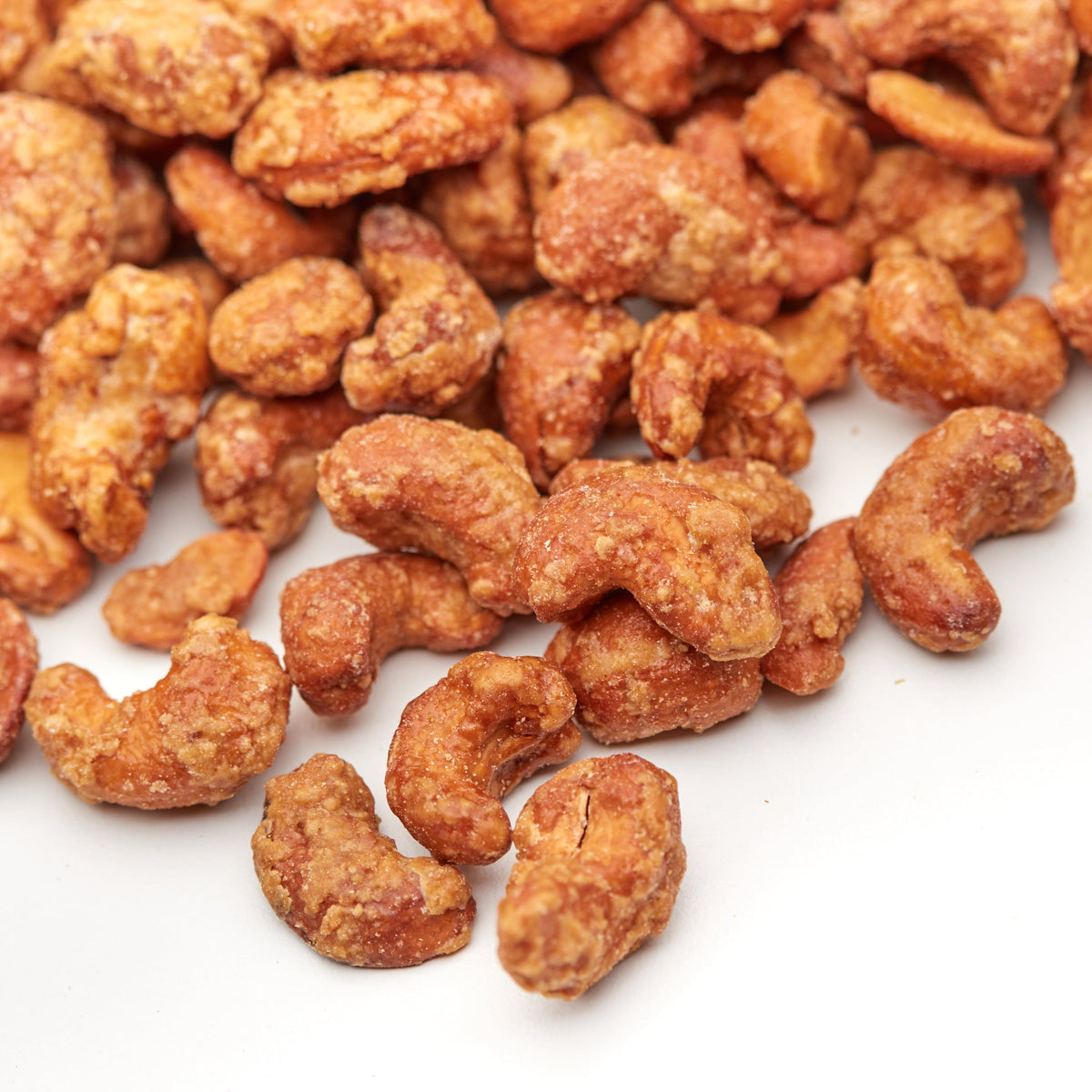 Honig-Cashewkerne auf einer Käseplatte mit Ziegenkäse
