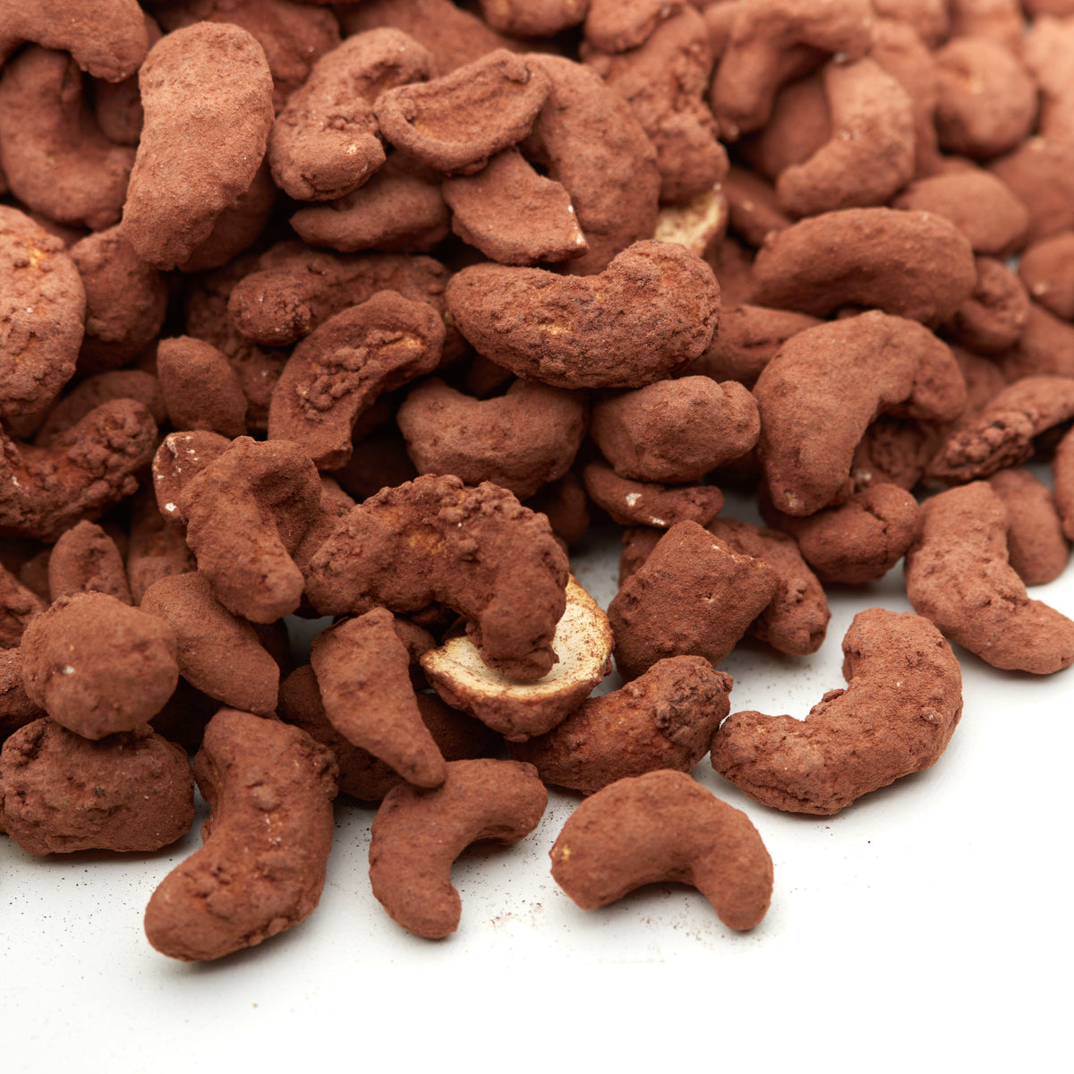 Karamellisierte Cashewkerne als Topping auf einem Dessert