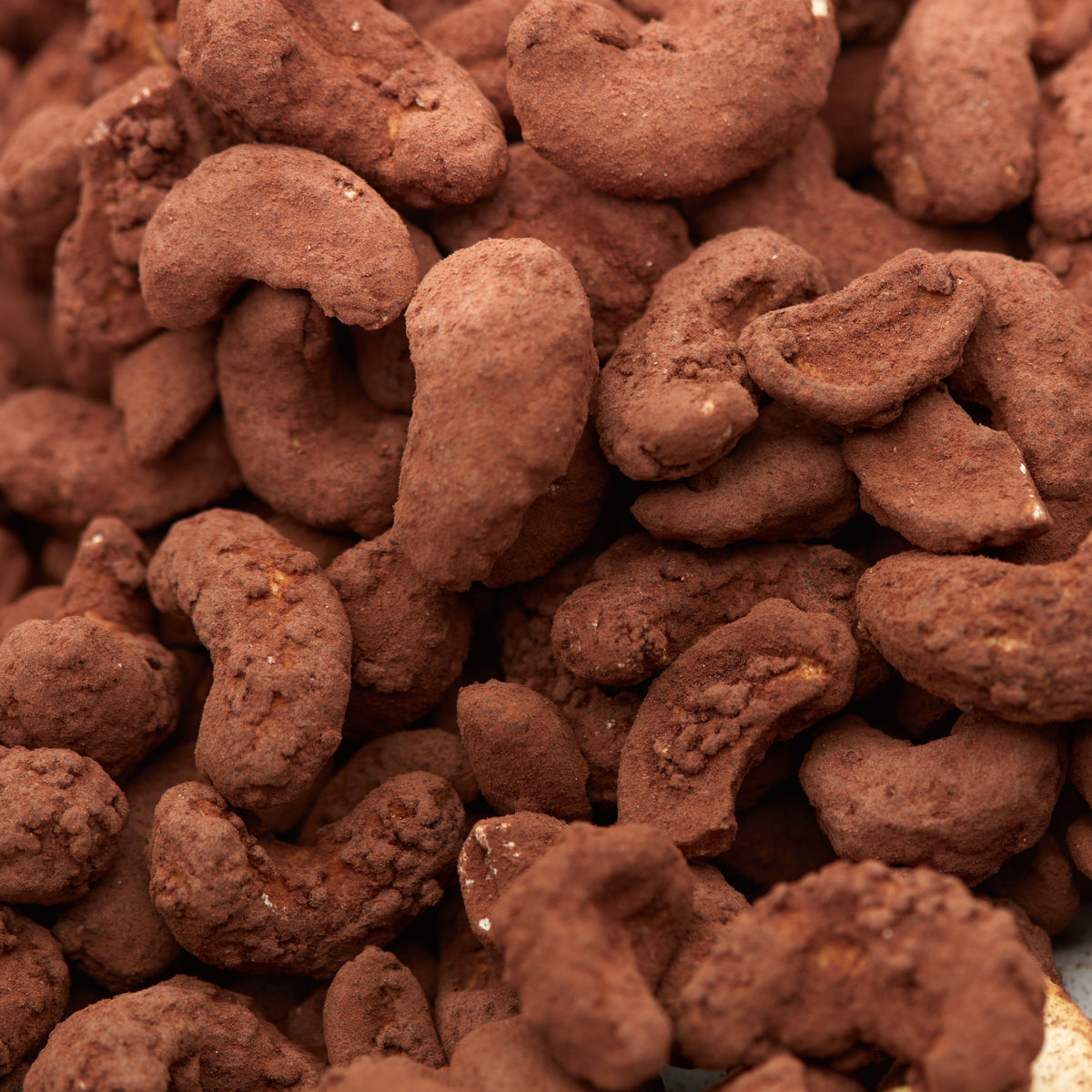 Karamellisierte Cashewkerne mit Kakaomantel in Nahaufnahme