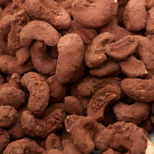 Karamellisierte Cashewkerne mit Kakaomantel in Nahaufnahme