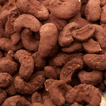 Karamellisierte Cashewkerne mit Kakaomantel in Nahaufnahme