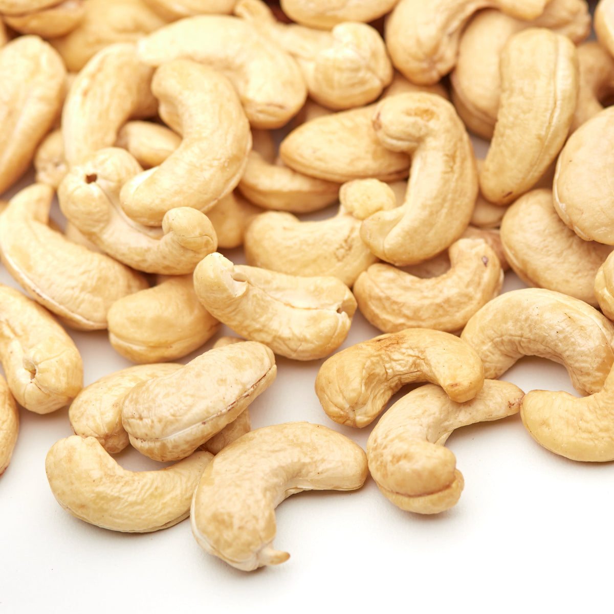 Naturbelassene Cashewkerne in einer Snackschale fuer Gaeste