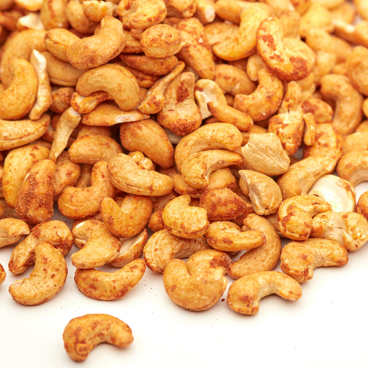 Scharfe Cashewkerne als wuerziges Topping auf einer Bowl