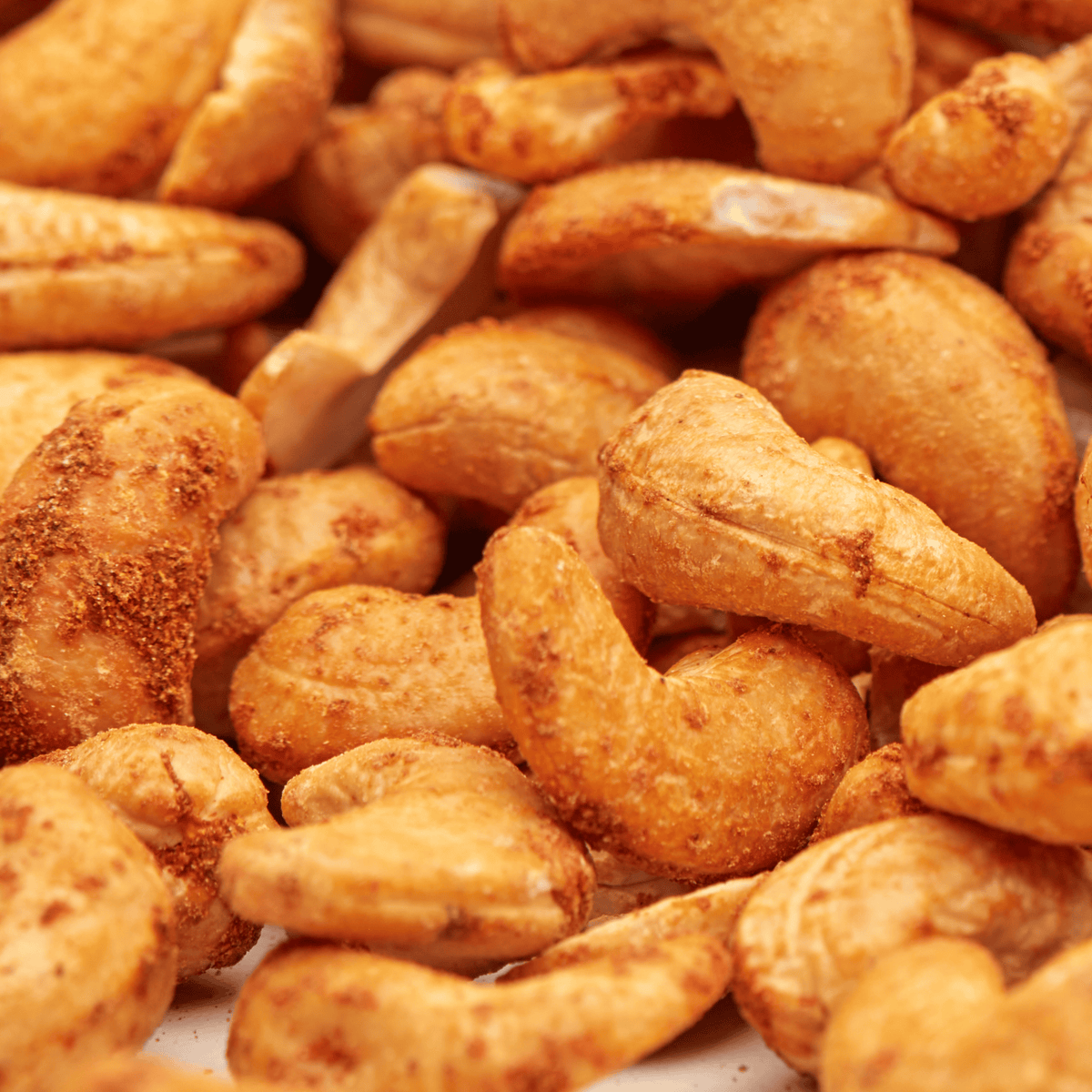 Scharfe Chili-Cashewkerne geroestet in Nahaufnahme