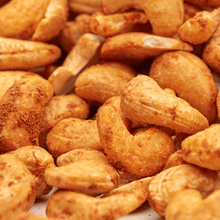 Scharfe Chili-Cashewkerne geroestet in Nahaufnahme