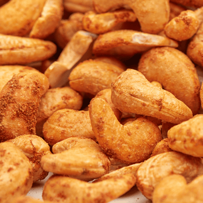 Scharfe Chili-Cashewkerne geroestet in Nahaufnahme