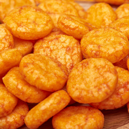 Makroaufnahme von Chili-Reiscrackern mit goldener, knuspriger Oberfläche und würziger Chili-Würzung.