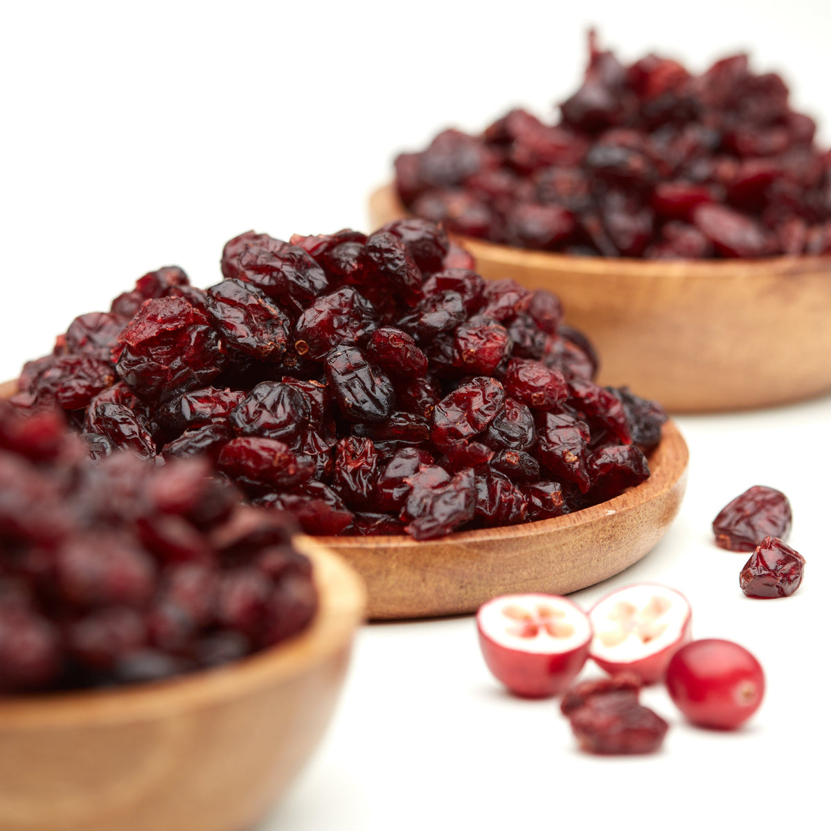 NESSLIM getrocknete Cranberries in Holzschalen als fruchtig-süßer Beeren-Snack für Alltag und Büro.
