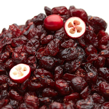 Detailaufnahme getrockneter NESSLIM Cranberries mit frischen Cranberry-Beeren und leicht herber Note.