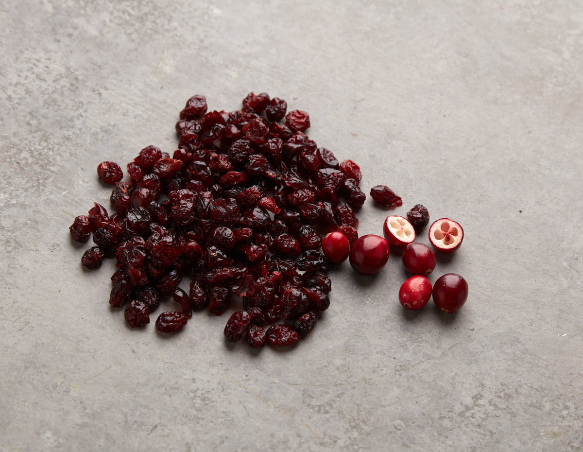Getrocknete Cranberries neben frischen Beeren als süß-herber Snack für unterwegs und zwischendurch.