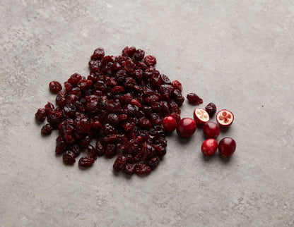 Getrocknete Cranberries neben frischen Beeren als süß-herber Snack für unterwegs und zwischendurch.