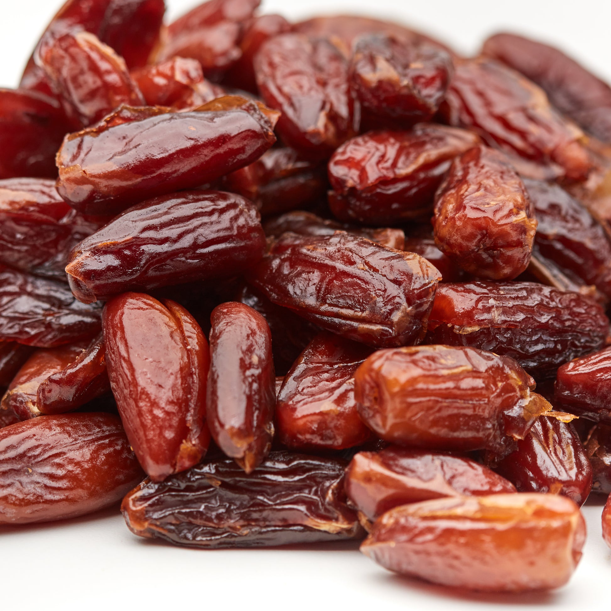 Aufgeschnittene Deglet Nour Dattel ohne Stein mit festem Fruchtfleisch