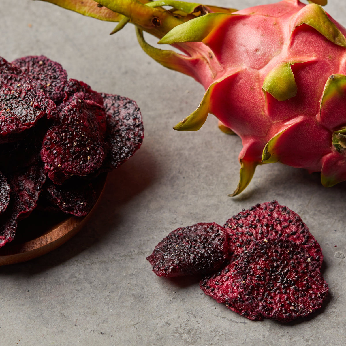Getrocknete NESSLIM Drachenfruchtscheiben als exotische Garnitur für Desserts und Getränke.