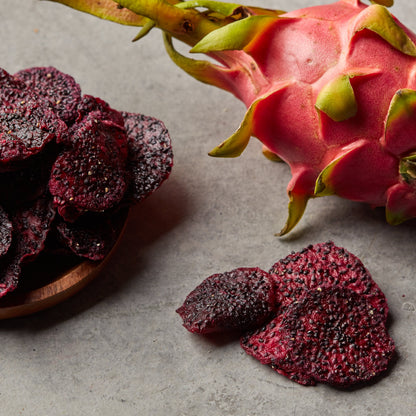 Getrocknete NESSLIM Drachenfruchtscheiben als exotische Garnitur für Desserts und Getränke.