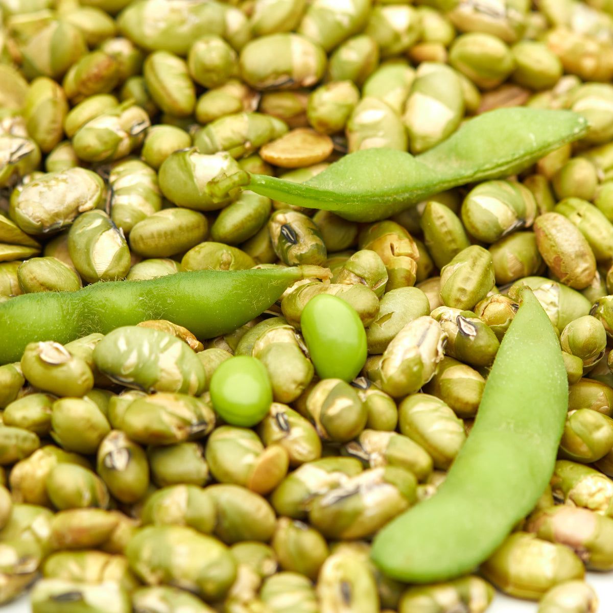 Geroestete Edamame als Topping auf einer Bowl