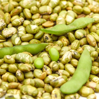 Geroestete Edamame als Topping auf einer Bowl