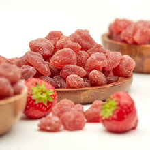 Kandierte Erdbeeren von NESSLIM in Holzschalen als fruchtig-süßer Erdbeer-Snack für Desserts, Kuchen und Naschmomente.