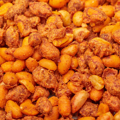 Aufgebrochene Spicy-Erdnuss mit knusprigem Mantel und Nusskern