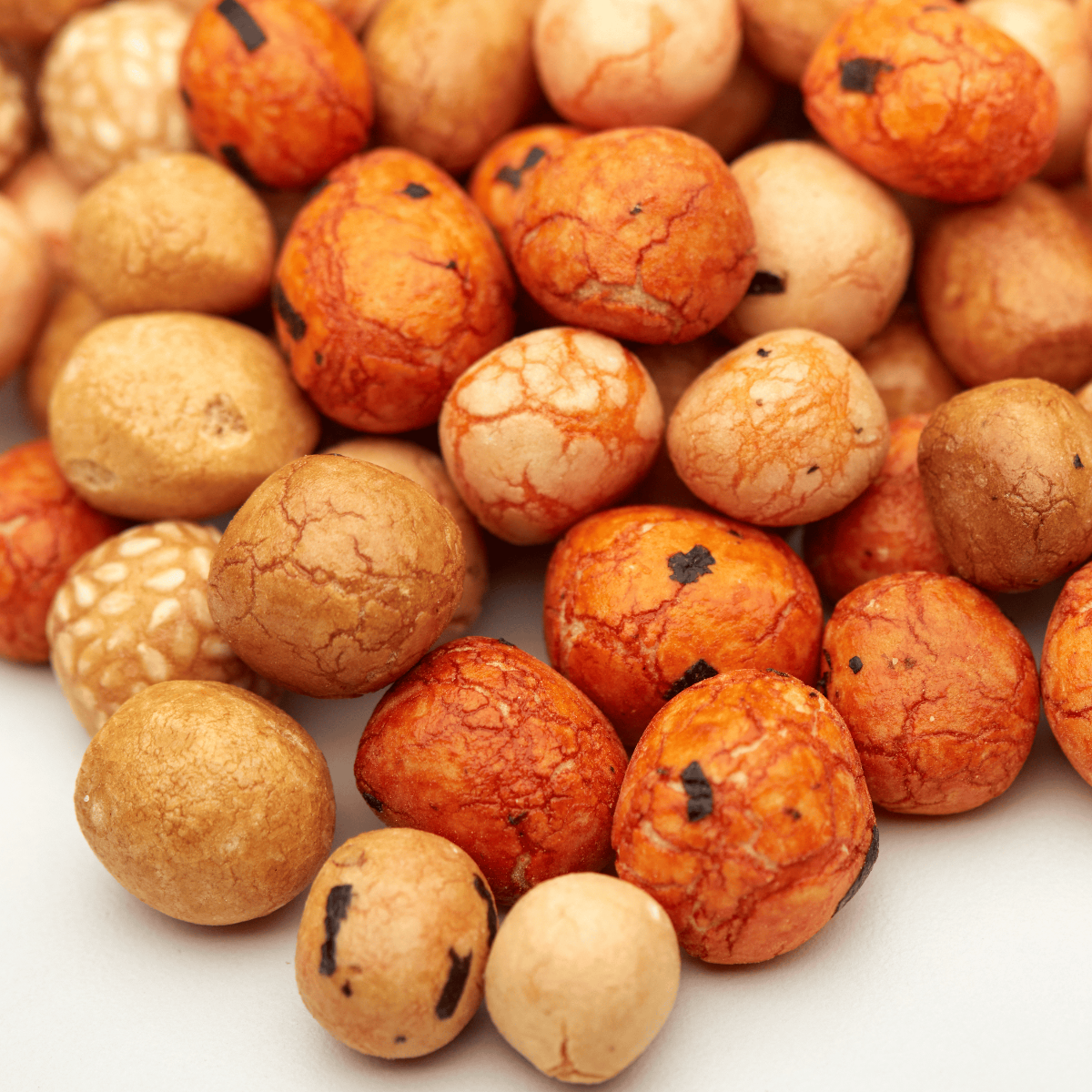 Erdnuss Cracker Mix im Teigmantel in Nahaufnahme