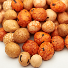 Erdnuss Cracker Mix im Teigmantel in Nahaufnahme