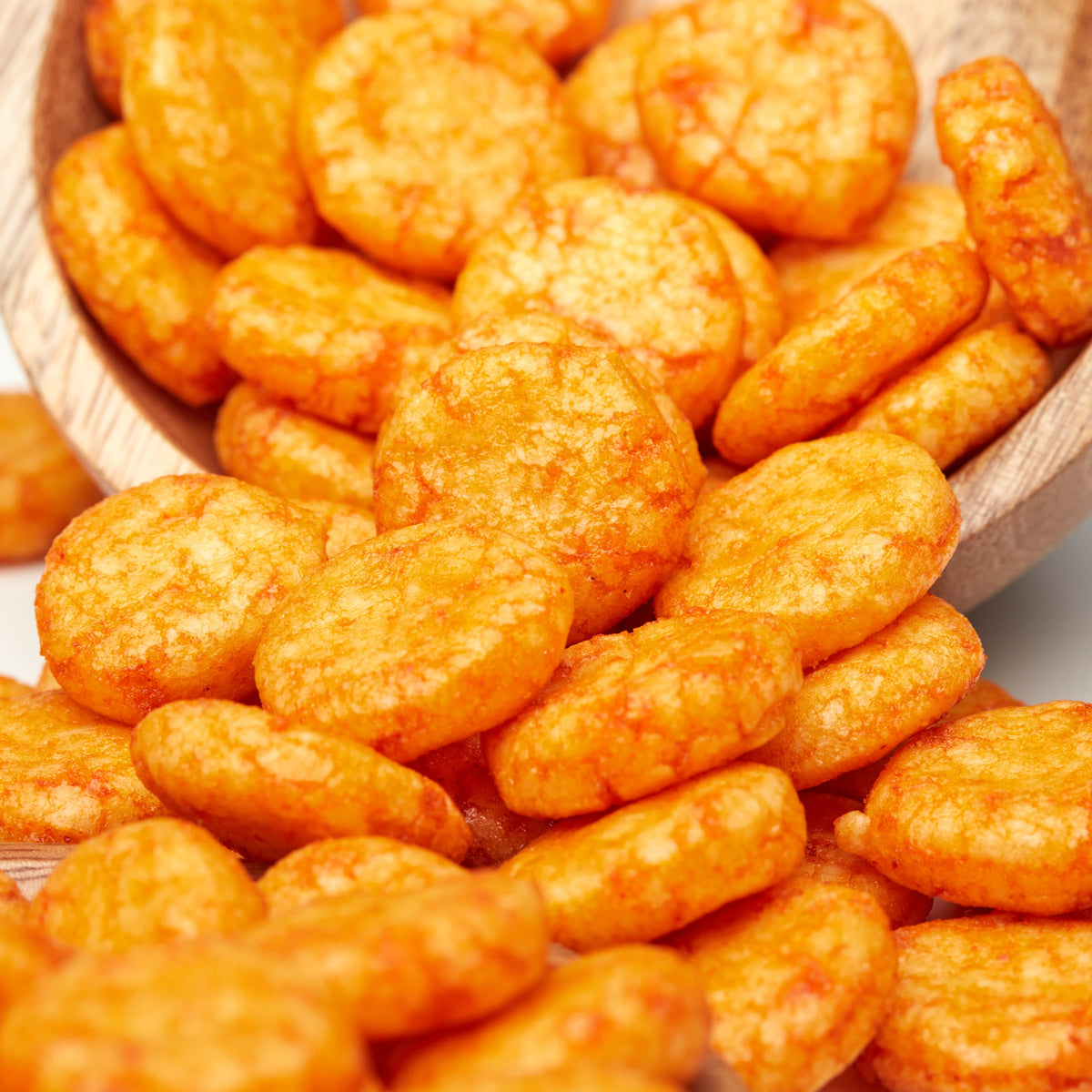 Gebackene Reiscracker mit Chili von NESSLIM als würziger Crunch für Aperitif und Snackschale.