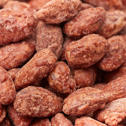 Gebrannte Mandeln mit karamellisierter Zuckerschicht in Nahaufnahme