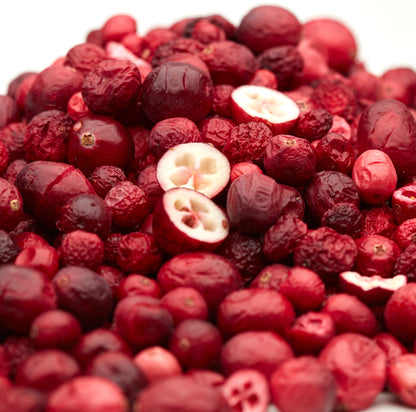 Gefriergetrocknete Cranberries auf einem Salat mit Ziegenkäse