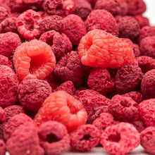 Ganze gefriergetrocknete Himbeeren – Nahaufnahme der knusprigen Beeren