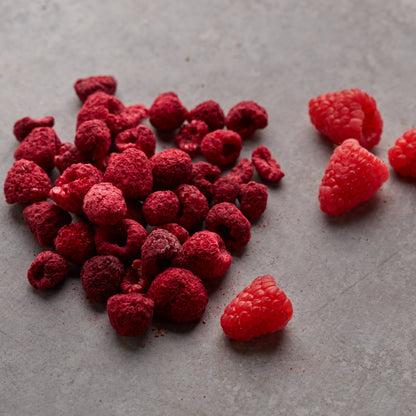 Gefriergetrocknete Himbeeren als Topping auf Muesli mit Joghurt