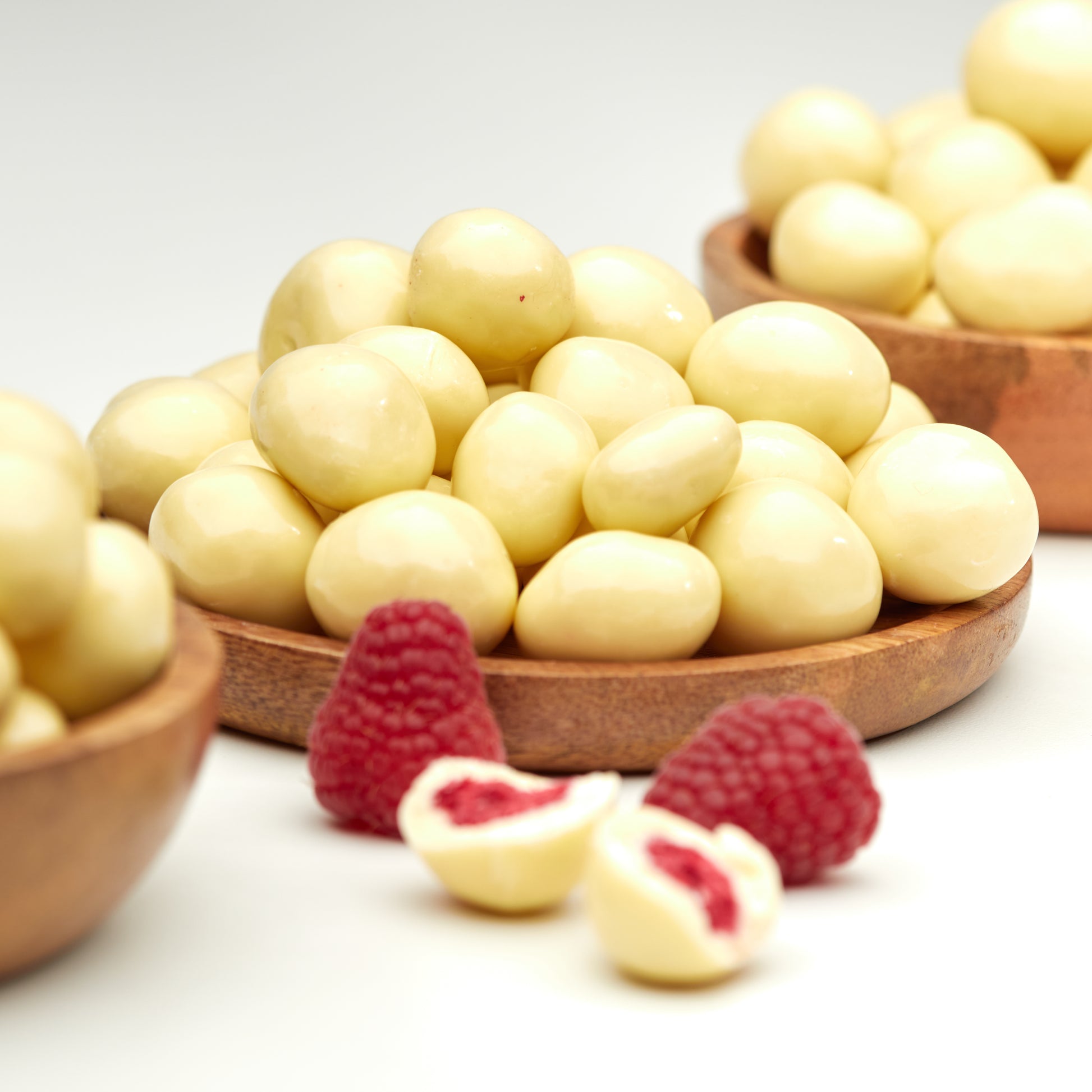 Gefriergetrocknete Himbeeren in weißer Schokolade von NESSLIM in der 1-kg-Packung