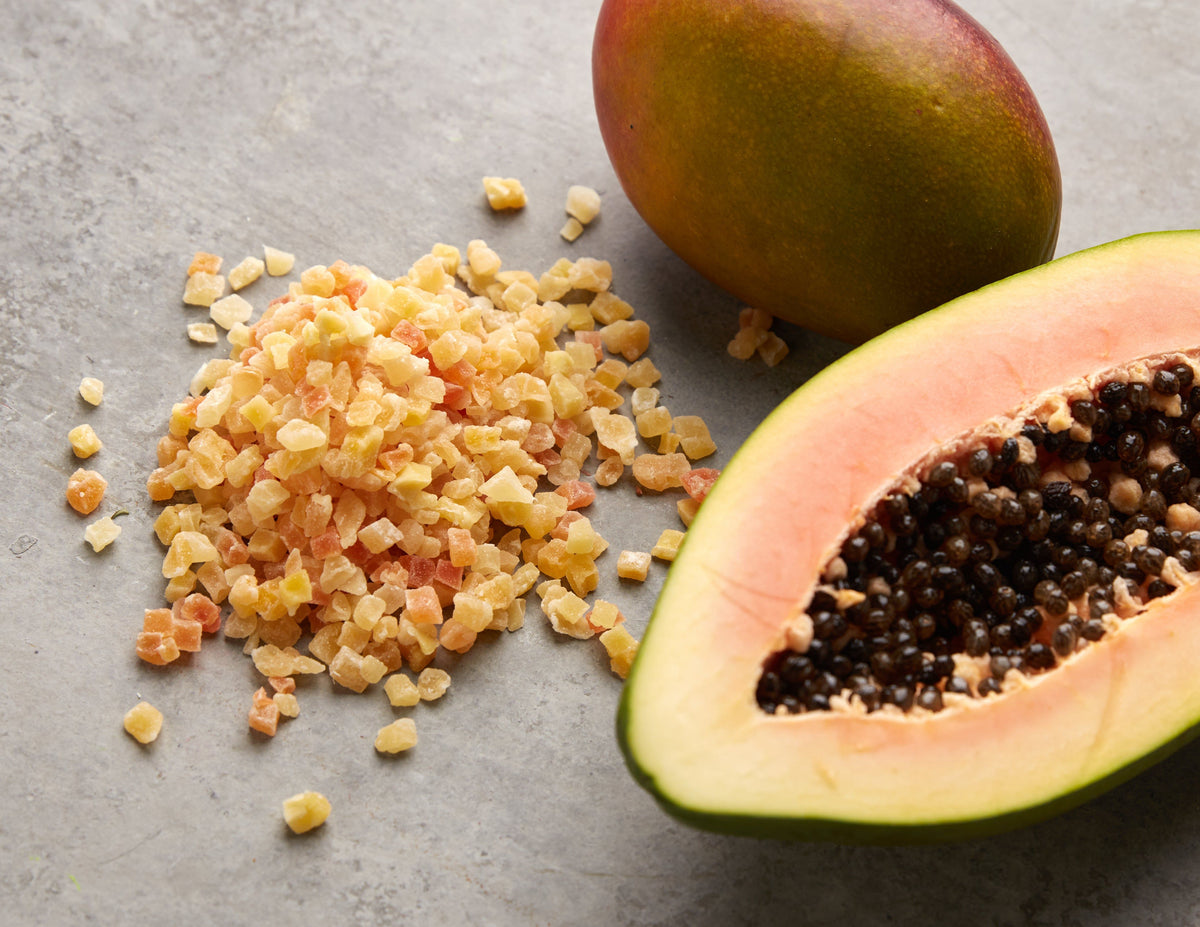 Gehackte Trockenfrüchte von NESSLIM mit Mango und Papaya als farbenfrohe exotische Fruchtmischung.