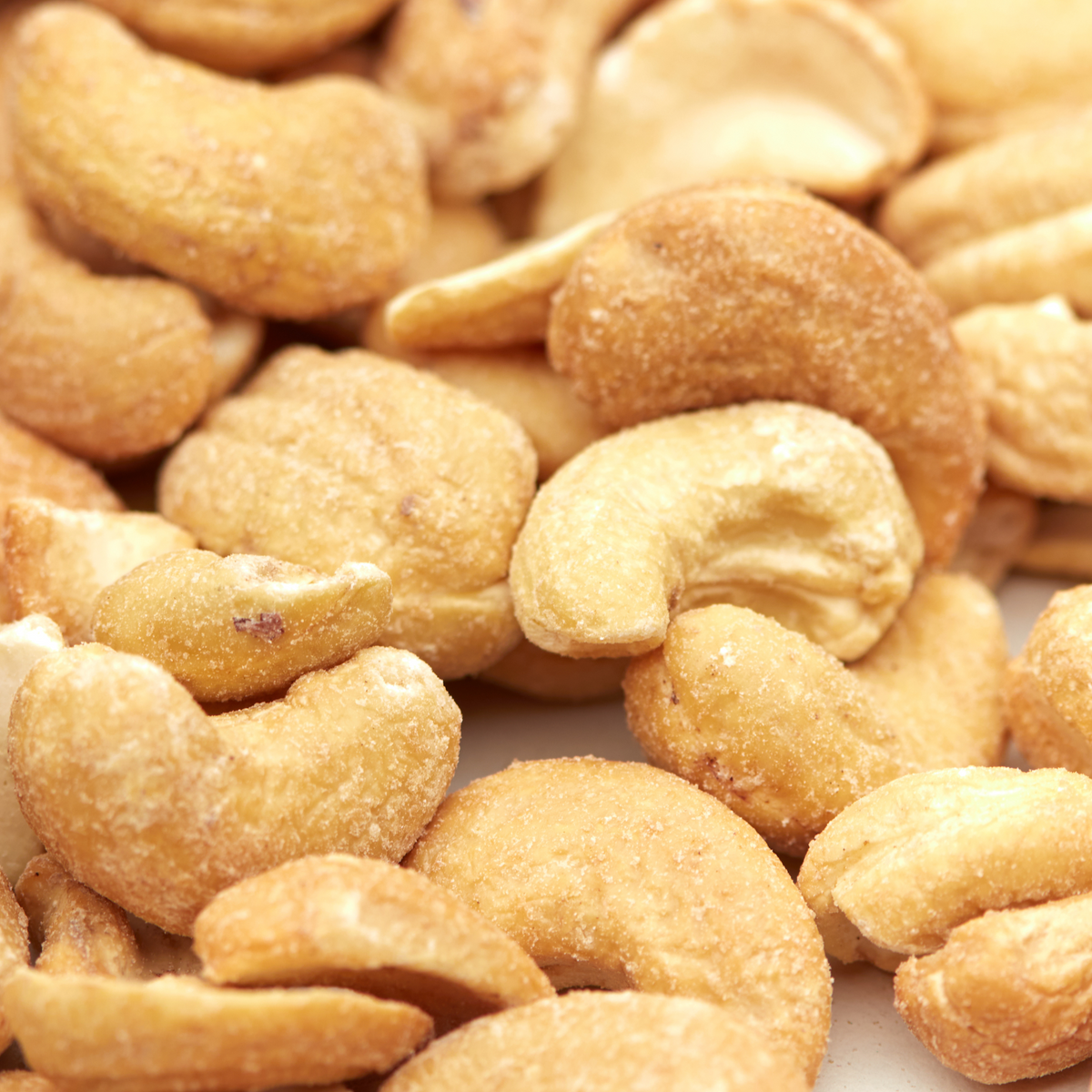 Geroestete gesalzene Cashewkerne in Nahaufnahme