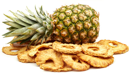 Getrocknete Ananas in Stuecken als Topping auf einer Frucht-Bowl