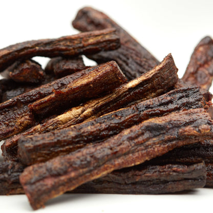Gewuerfelte getrocknete Bananen als Zutat fuer Bananenbrot