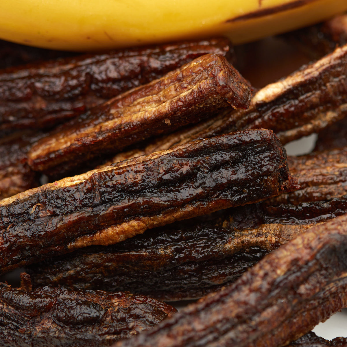 Naturbelassene getrocknete Bananen ohne Zuckerzusatz in Nahaufnahme