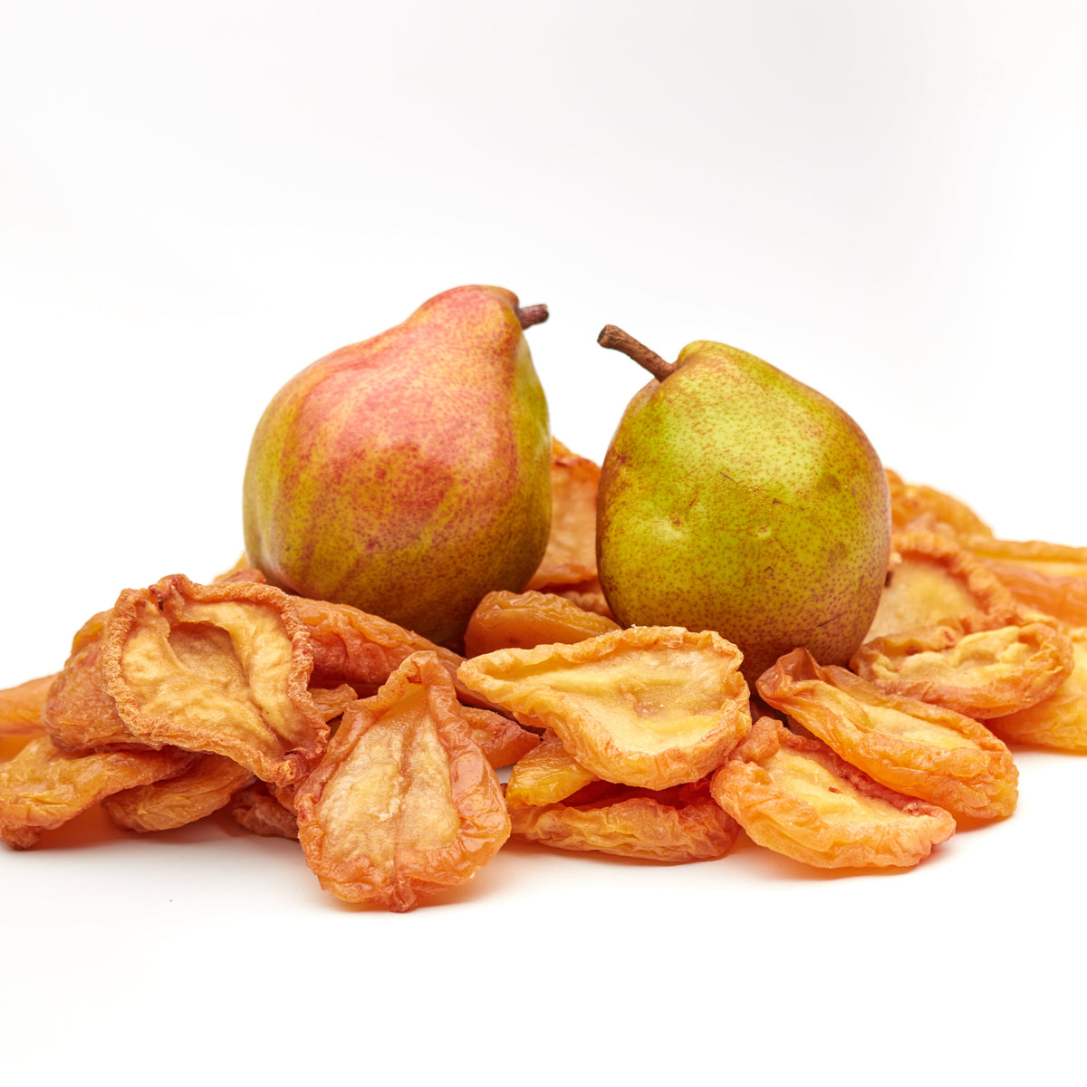 Frische Birnen mit getrockneten NESSLIM Birnenstücken als süßer Snack für Frühstück und unterwegs.
