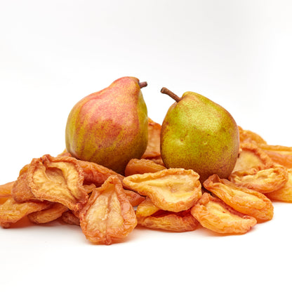 Frische Birnen mit getrockneten NESSLIM Birnenstücken als süßer Snack für Frühstück und unterwegs.